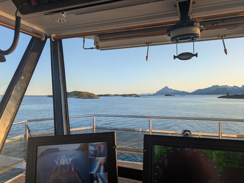 Watchkeeper position on a fishing vessel bridge